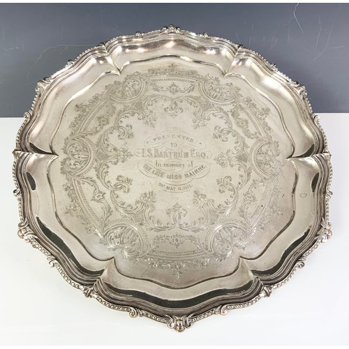 355 - HALLMARKED EDWARD & JOHN BARNARD LONDON 1863 LARGE SILVER PIE CRUST TRAY ON 3 SCROLL FEET WITH INSCR... 