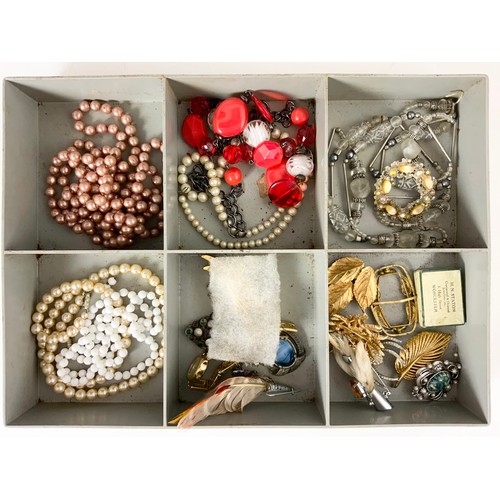 511 - 3 TRAYS OF COSTUME JEWELLERY INC BEADS BROOCHES ETC