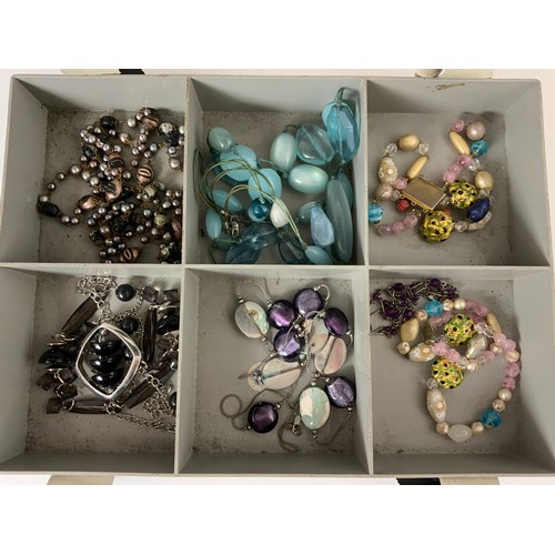 511 - 3 TRAYS OF COSTUME JEWELLERY INC BEADS BROOCHES ETC