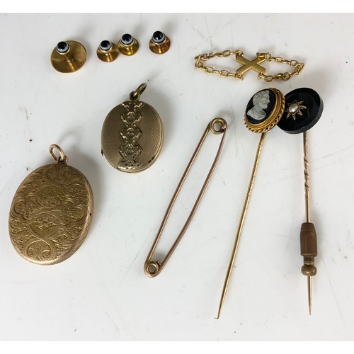 566 - INTRESTING COLLECTION OF ANTIQUE JEWELLERY & CURIOS INC YELLOW METAL LOCKETS, STUDS , PINS, SILVER W... 