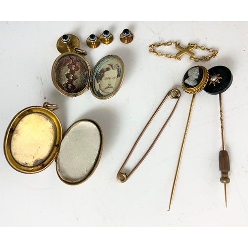 566 - INTRESTING COLLECTION OF ANTIQUE JEWELLERY & CURIOS INC YELLOW METAL LOCKETS, STUDS , PINS, SILVER W... 