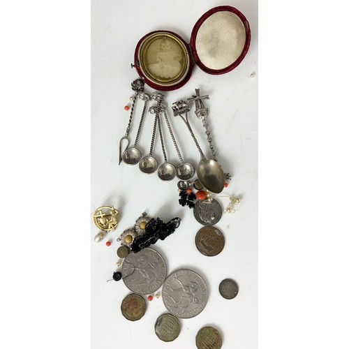 566 - INTRESTING COLLECTION OF ANTIQUE JEWELLERY & CURIOS INC YELLOW METAL LOCKETS, STUDS , PINS, SILVER W... 