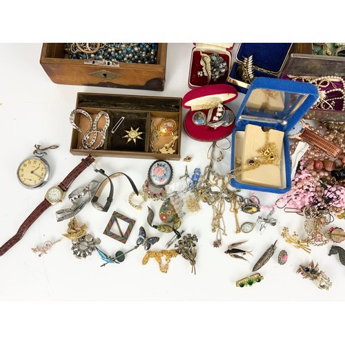 514 - LARGE QUANTITY OF MISC.  VINTAGE COSTUME JEWELLERY  INC BROOCHES , NECKLACES, WATCHES ETC WITH INLAI... 