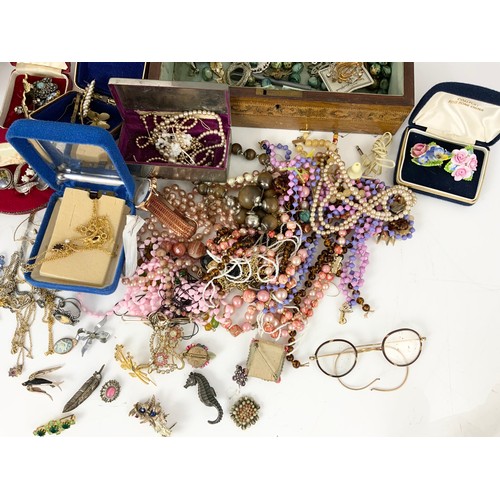 514 - LARGE QUANTITY OF MISC.  VINTAGE COSTUME JEWELLERY  INC BROOCHES , NECKLACES, WATCHES ETC WITH INLAI... 