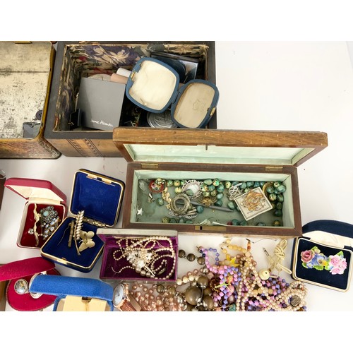 514 - LARGE QUANTITY OF MISC.  VINTAGE COSTUME JEWELLERY  INC BROOCHES , NECKLACES, WATCHES ETC WITH INLAI... 