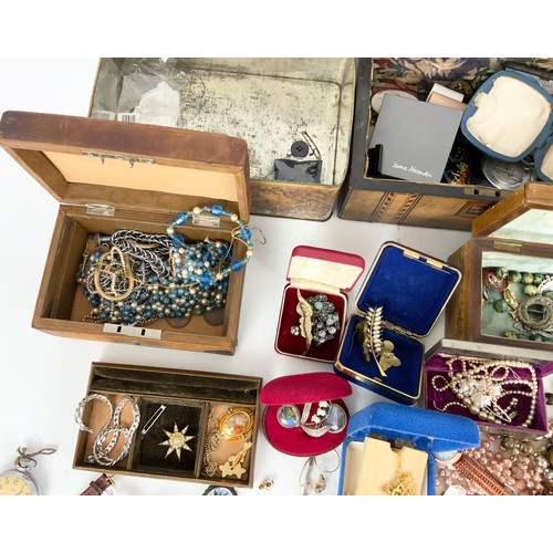 514 - LARGE QUANTITY OF MISC.  VINTAGE COSTUME JEWELLERY  INC BROOCHES , NECKLACES, WATCHES ETC WITH INLAI... 