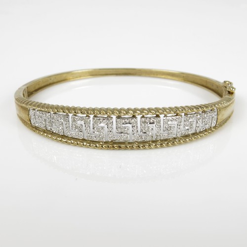 575 - 9CT GOLD AND WHITE STONE HINGED BANGLE