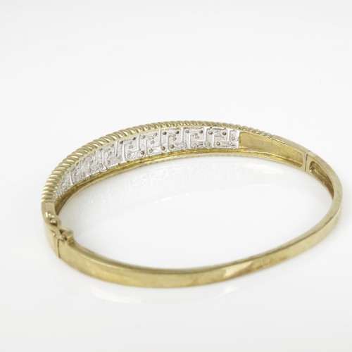 575 - 9CT GOLD AND WHITE STONE HINGED BANGLE