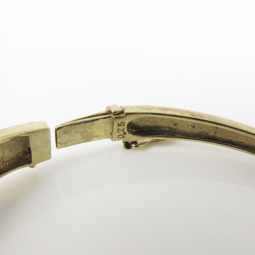 575 - 9CT GOLD AND WHITE STONE HINGED BANGLE