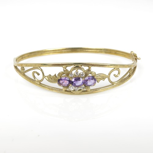 576 - 9CT GOLD AND AMETHYST HINGED BANGLE