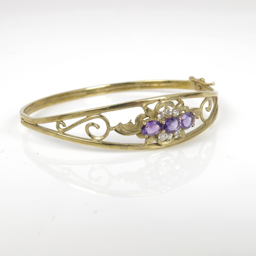 576 - 9CT GOLD AND AMETHYST HINGED BANGLE