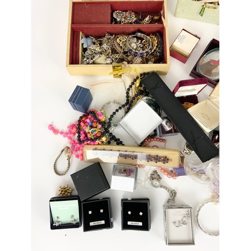 519 - LARGE QUANTITY OF MIXED VINTAGE COSTUME JEWELLERY INC BROOCHES , WATCHES , NECKLACES ETC 1 TRAY