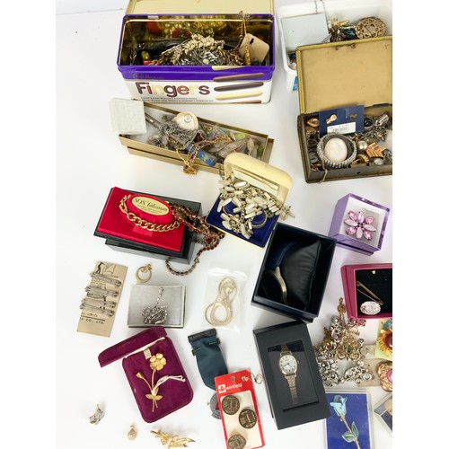 520 - LARGE QUANTITY OF MIXED VINTAGE COSTUME JEWELLERY INC BROOCHES , WATCHES , NECKLACES ETC 1 TRAY