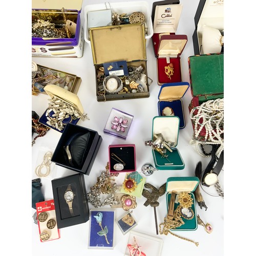 520 - LARGE QUANTITY OF MIXED VINTAGE COSTUME JEWELLERY INC BROOCHES , WATCHES , NECKLACES ETC 1 TRAY