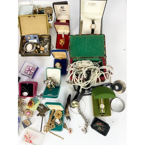 520 - LARGE QUANTITY OF MIXED VINTAGE COSTUME JEWELLERY INC BROOCHES , WATCHES , NECKLACES ETC 1 TRAY