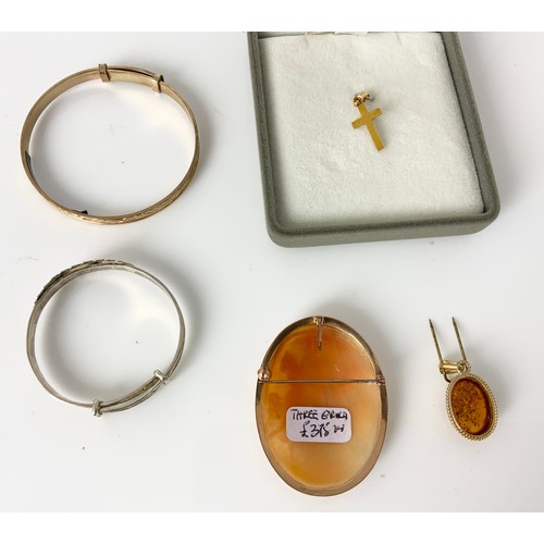 578 - GOLD AND OTHER JEWELLERY TO INCLUDE THREE GRACES GOLD MOUNTED CAMEO, GOLD CRUCIFIX, AMBER PENDANT AN... 