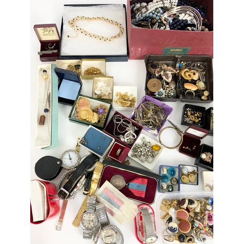 524 - LARGE QUANTITY OF MIXED  VINTAGE COSTUME JEWELLERY INC WATCHES, BROOCHES, NECKLACES ETC