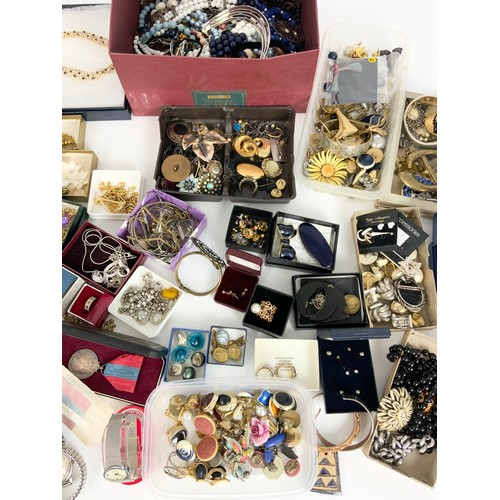 524 - LARGE QUANTITY OF MIXED  VINTAGE COSTUME JEWELLERY INC WATCHES, BROOCHES, NECKLACES ETC