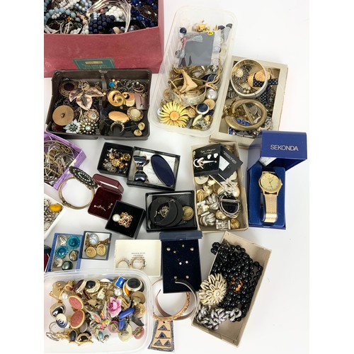 524 - LARGE QUANTITY OF MIXED  VINTAGE COSTUME JEWELLERY INC WATCHES, BROOCHES, NECKLACES ETC