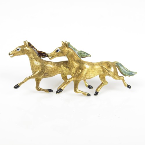 629 - A CONTINENTAL YELLOW METAL BROOCH DEPICTING TWO HORSES MARKED 750 APPROXIMATELY 9.4 GRAMS GROSS