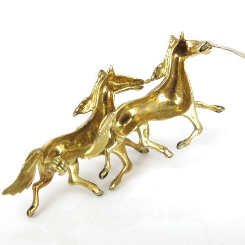 629 - A CONTINENTAL YELLOW METAL BROOCH DEPICTING TWO HORSES MARKED 750 APPROXIMATELY 9.4 GRAMS GROSS