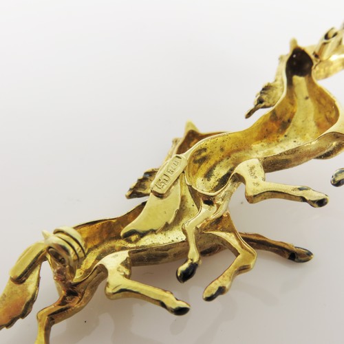 629 - A CONTINENTAL YELLOW METAL BROOCH DEPICTING TWO HORSES MARKED 750 APPROXIMATELY 9.4 GRAMS GROSS