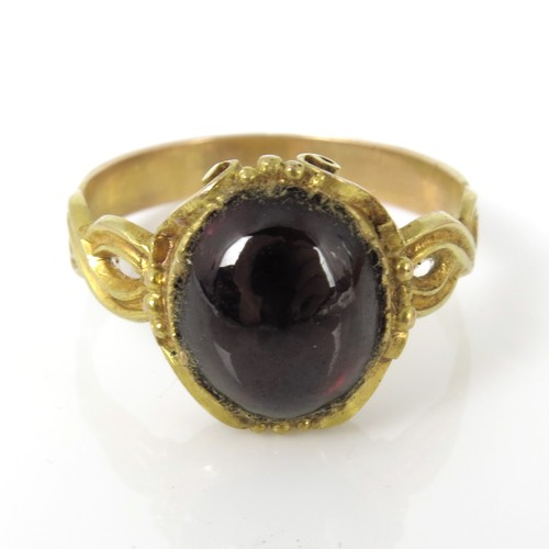 636 - POSSIBLY A GEORGIAN GOLD CABOCHON RUBY/ GARNET RING