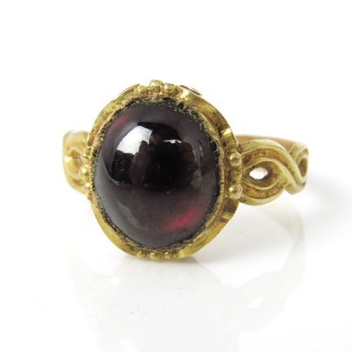 636 - POSSIBLY A GEORGIAN GOLD CABOCHON RUBY/ GARNET RING