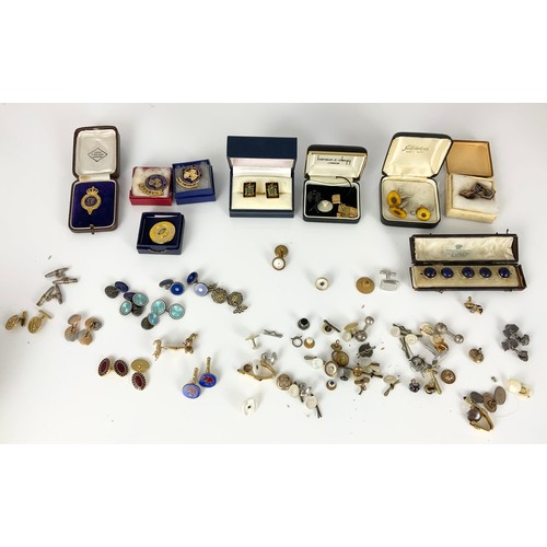 557 - LARGE QTY. GENTS CUFFLINKS, COLLAR STUDS ETC. INC. GOLD AND SOME BOXED