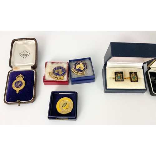 557 - LARGE QTY. GENTS CUFFLINKS, COLLAR STUDS ETC. INC. GOLD AND SOME BOXED