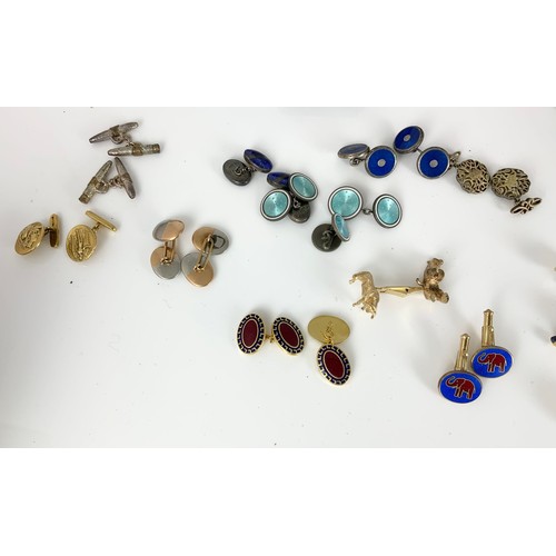 557 - LARGE QTY. GENTS CUFFLINKS, COLLAR STUDS ETC. INC. GOLD AND SOME BOXED