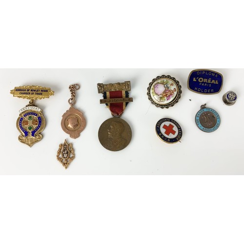 97 - 9CT GOLD MEDAL, APPROX. 5.4g TOGETHER WITH SILVER AND OTHER BADGES, BROOCH, MEDALS ETC. AND A CASED ... 