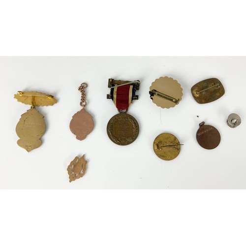 97 - 9CT GOLD MEDAL, APPROX. 5.4g TOGETHER WITH SILVER AND OTHER BADGES, BROOCH, MEDALS ETC. AND A CASED ... 