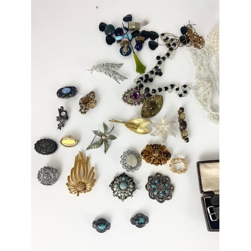 532 - QUANTITY OF VINTAGE COSTUME JEWELLERY INC BROOCHES, WATCHES ETC