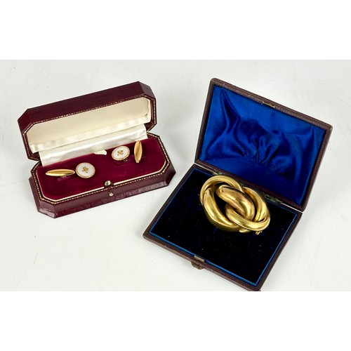 552 - LARGE GOLD COLOURED BROOCH IN IMPRESSIVE TOOLED LEATHER FITTED BOX TOGETHER WITH A PAIR OF GENTS MOT... 