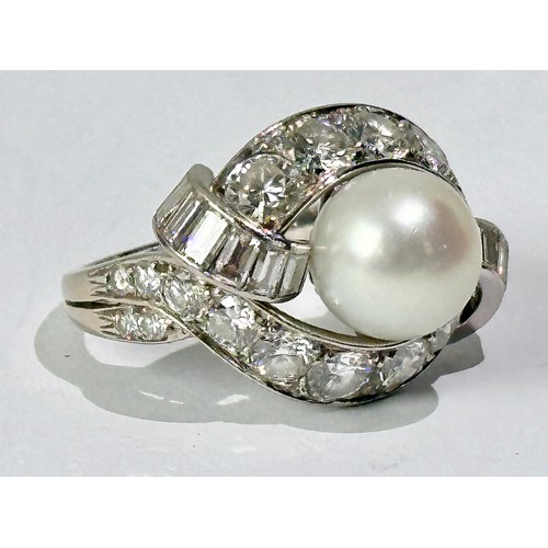 681 - IMPRESSIVE PEARL AND DIAMOND RING WITH CULTURED PEARL, APPROX. 10.4mm, 20 BRILLIANT CUT DIAMONDS AND... 