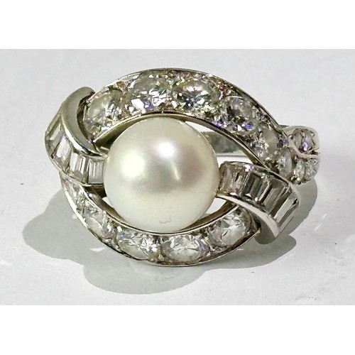 681 - IMPRESSIVE PEARL AND DIAMOND RING WITH CULTURED PEARL, APPROX. 10.4mm, 20 BRILLIANT CUT DIAMONDS AND... 