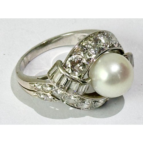 681 - IMPRESSIVE PEARL AND DIAMOND RING WITH CULTURED PEARL, APPROX. 10.4mm, 20 BRILLIANT CUT DIAMONDS AND... 