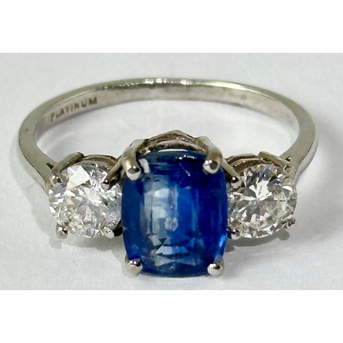 680 - 3 STONE SAPPHIRE AND DIAMOND RING, SAPPHIRE APPROX. 2.5 CTS WITH DIAMONDS TO THE SHOULDERS, EACH APP... 