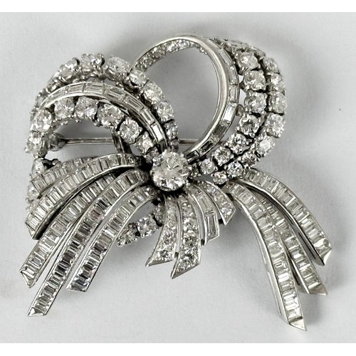 690 - DIAMOND SPRAY BROOCH, APPROX. 5CTS TOTAL DIAMOND WEIGHT