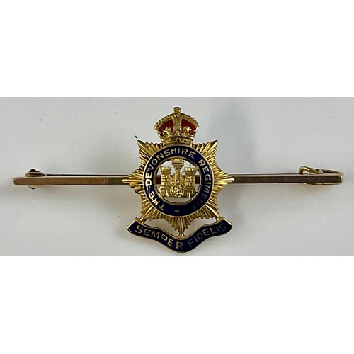 579 - DEVONSHIRE REGIMENT ENAMELLED ‘SWEETHEART’ BROOCH BY PAGE, PLYMOUTH, MARKED 18CT, APPROX. 4.4g