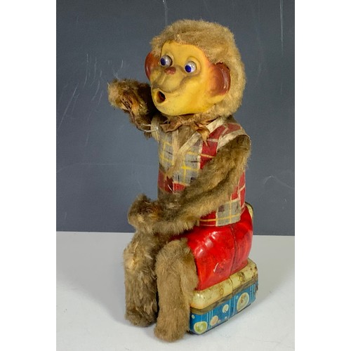 47 - JAPANESE TIN PLATE BATTERY OPERATED AUTOMATION MONKEY, a/f