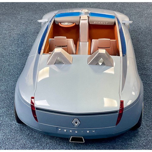 11 - A UNIQUE AND HIGH QUALITY QUARTER SCALE MODEL OF A RENAULT CONCEPT CAR, DESIGNED AS AN EXAMINATION P... 