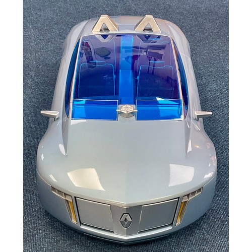 11 - A UNIQUE AND HIGH QUALITY QUARTER SCALE MODEL OF A RENAULT CONCEPT CAR, DESIGNED AS AN EXAMINATION P... 