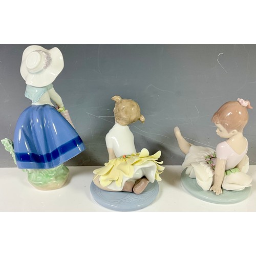 104 - 3 LLADRO FIGURINES, 06690 ROSY POSY, 05222 PRETTY PICKINGS AND 06691 OOPSY DAISY, ALL WITH THEIR ORI... 