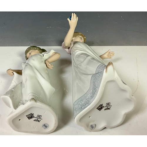 105 - 2 NAO FIGURINES, 01155 NINA CON PALMATORIA AND 01110 CAMISON CON VUELO, BOTH WITH THEIR ORIGINAL BOX... 