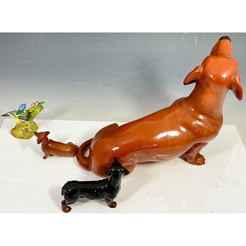 124 - LARGE BESWICK ‘FIRESIDE’ DACHSHUND FIGURE, 1 OTHER BESWICK DACHSHUND, COOPERCRAFT DITTO AND MODEL OF... 