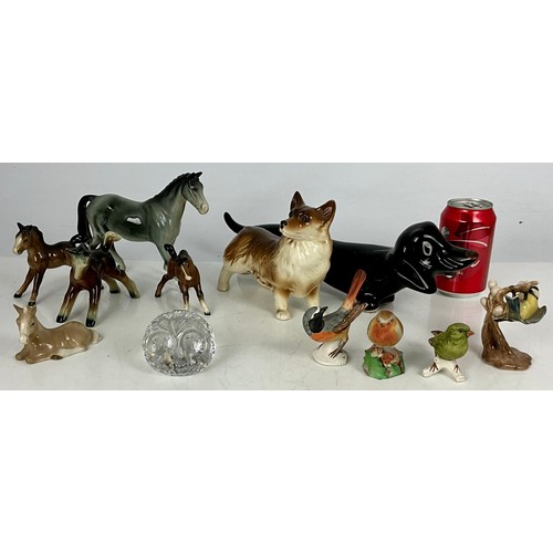 128 - VARIOUS ANIMAL FIGURINES OF DOGS, HORSES AND BIRDS INC. BESWICK T/W A CRYSTAL OWL PAPERWEIGHT