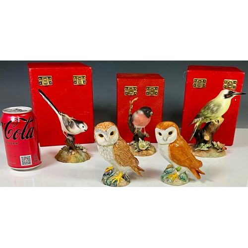 129 - BOXED ROYAL CROWN DERBY BULLFINCH, WOODPECKER AND LONG TAILED TIT T/W A PAIR OF BESWICK OWLS