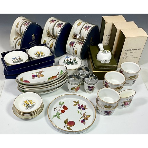 148 - BOX OF ROYAL WORCESTER EVESHAM AND OTHER ROYAL WORCESTER INC. RAMEKINS, PIN DISHES, CODDLERS, ONION ... 